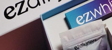 Embalagens de produtos ezaligner sobre mesa