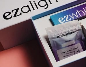 Embalagens de produtos ezaligner sobre mesa