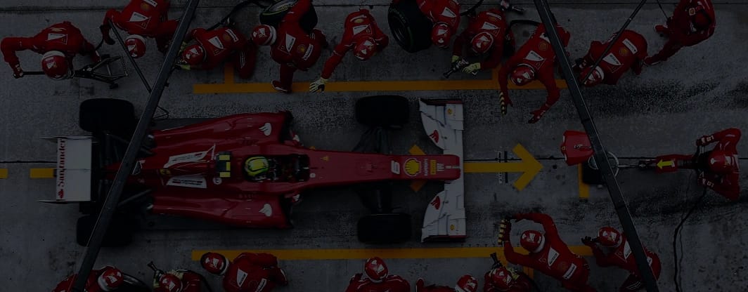 carro de formula 1 na pista