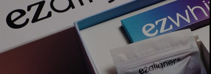 Embalagens de produtos ezaligner sobre mesa