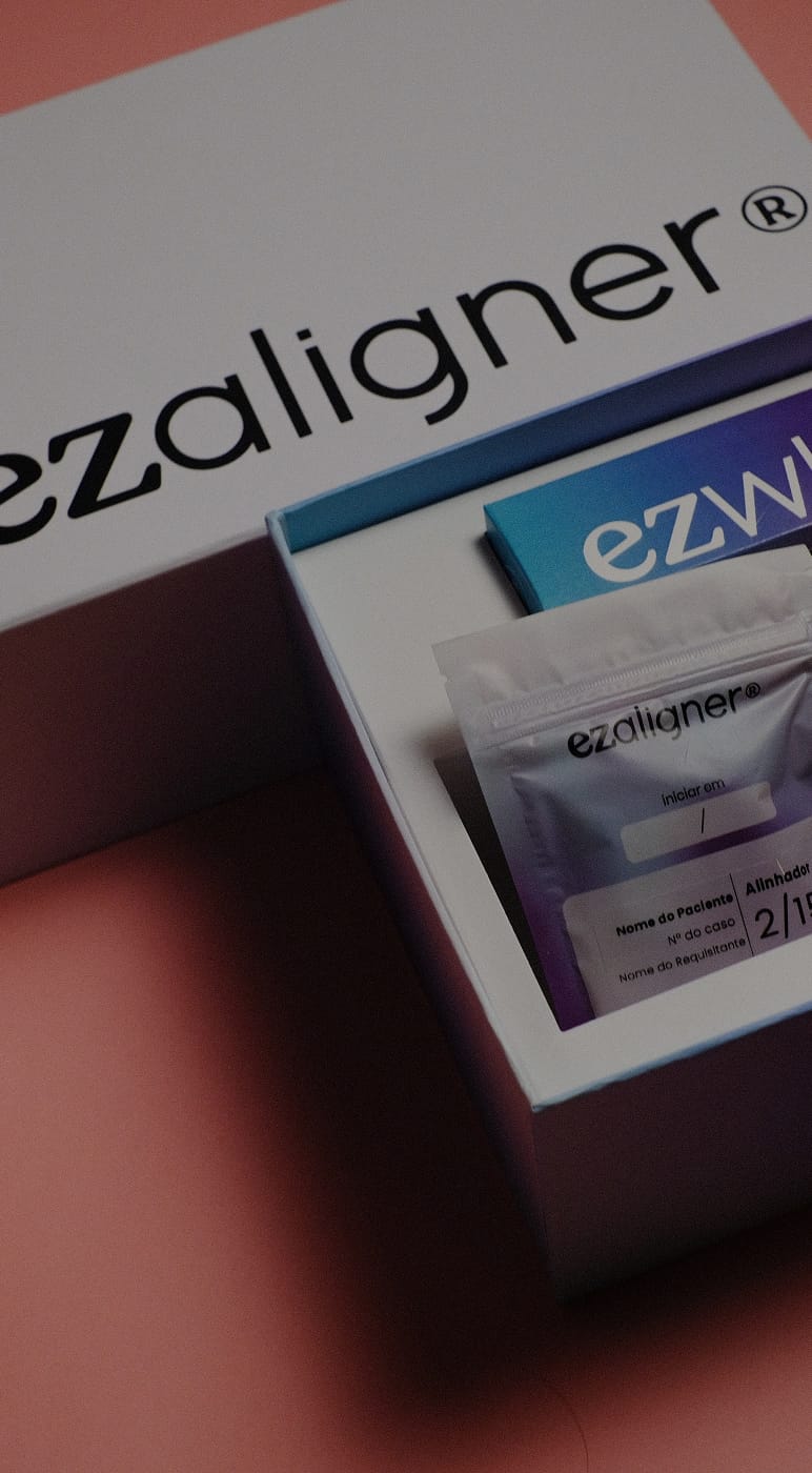 Embalagens de produtos ezaligner sobre mesa