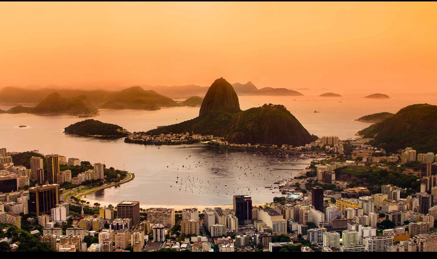 Vista aérea do Pão de Açúcar e Baía de Guanabara ao pôr do sol