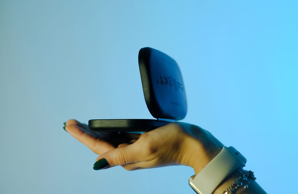 Mão segurando estojo preto com o logo ezaligner sobre fundo azul