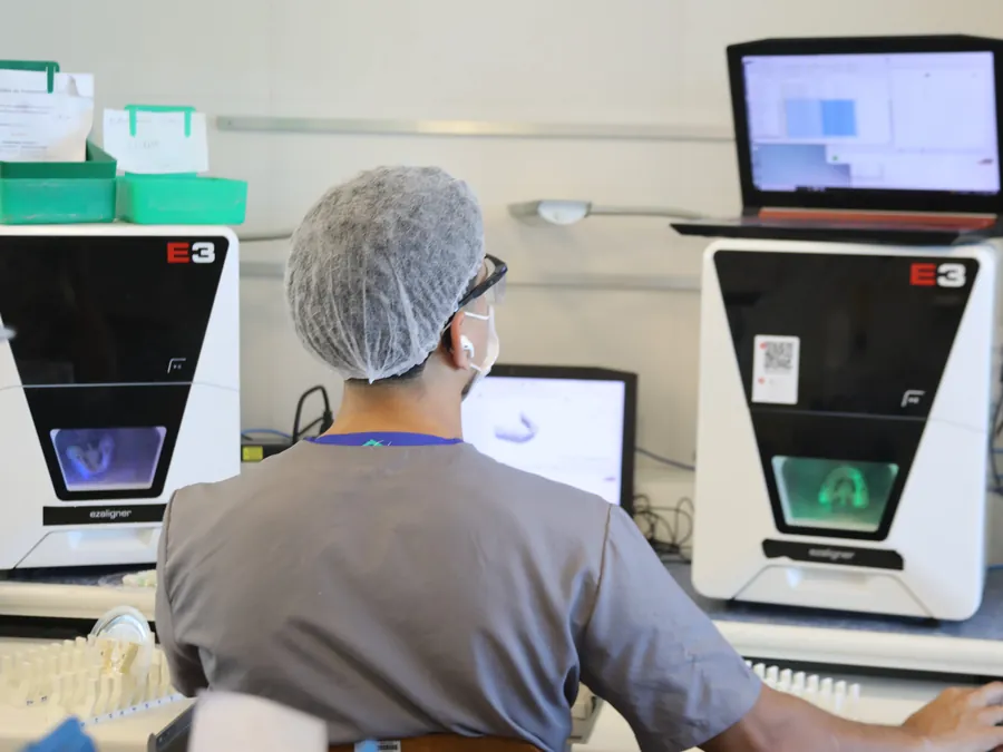 Duas fresadoras VHF E3 em operação na fábrica da ezaligner